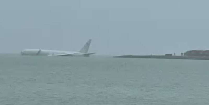 अमेरिकी नौ सेनाको बिमान समुन्द्रमा डुब्यो