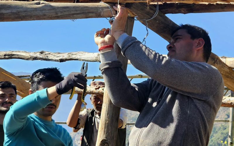 कांग्रेस नेता प्रदीप पौडेल भूकम्पपीडितको घरटहरा बनाउँदै