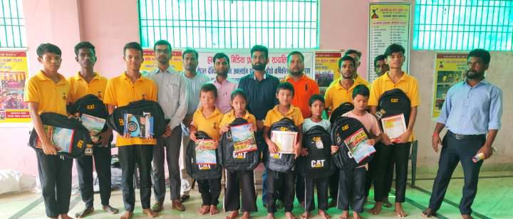हन्ट नेपाल मिडिया द्धारा स्कूल ब्याग तथा शैक्षिक सामग्री वितरण